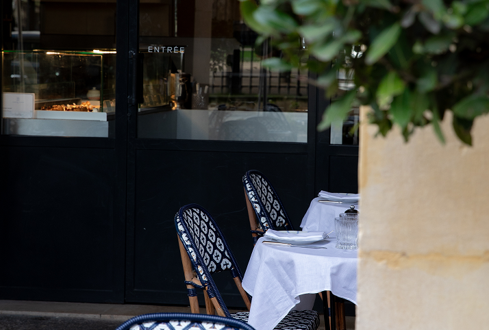 cour-des-vosges-salon-the-gratine-terrasse-exterieure-VM